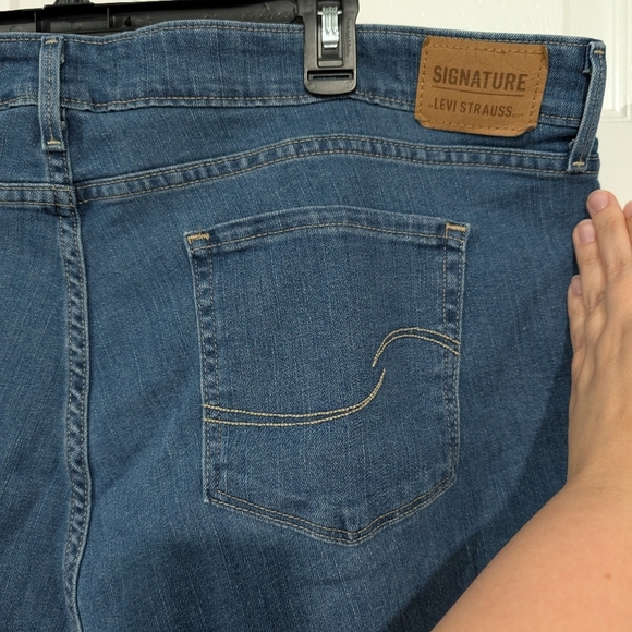 Signature by Levi Strauss Medium Wash Mid-Rise Denim Shorts in Size 22 (W36) - Picture 8 of 12